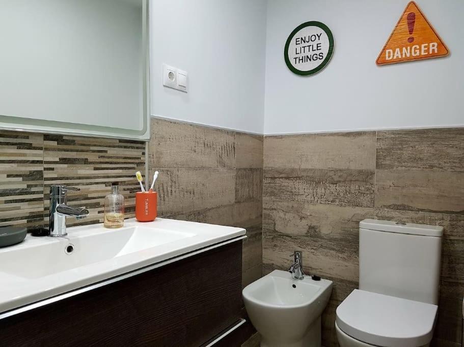 Beautiful Apartment In La Carihuela, Torremolinos Buitenkant foto